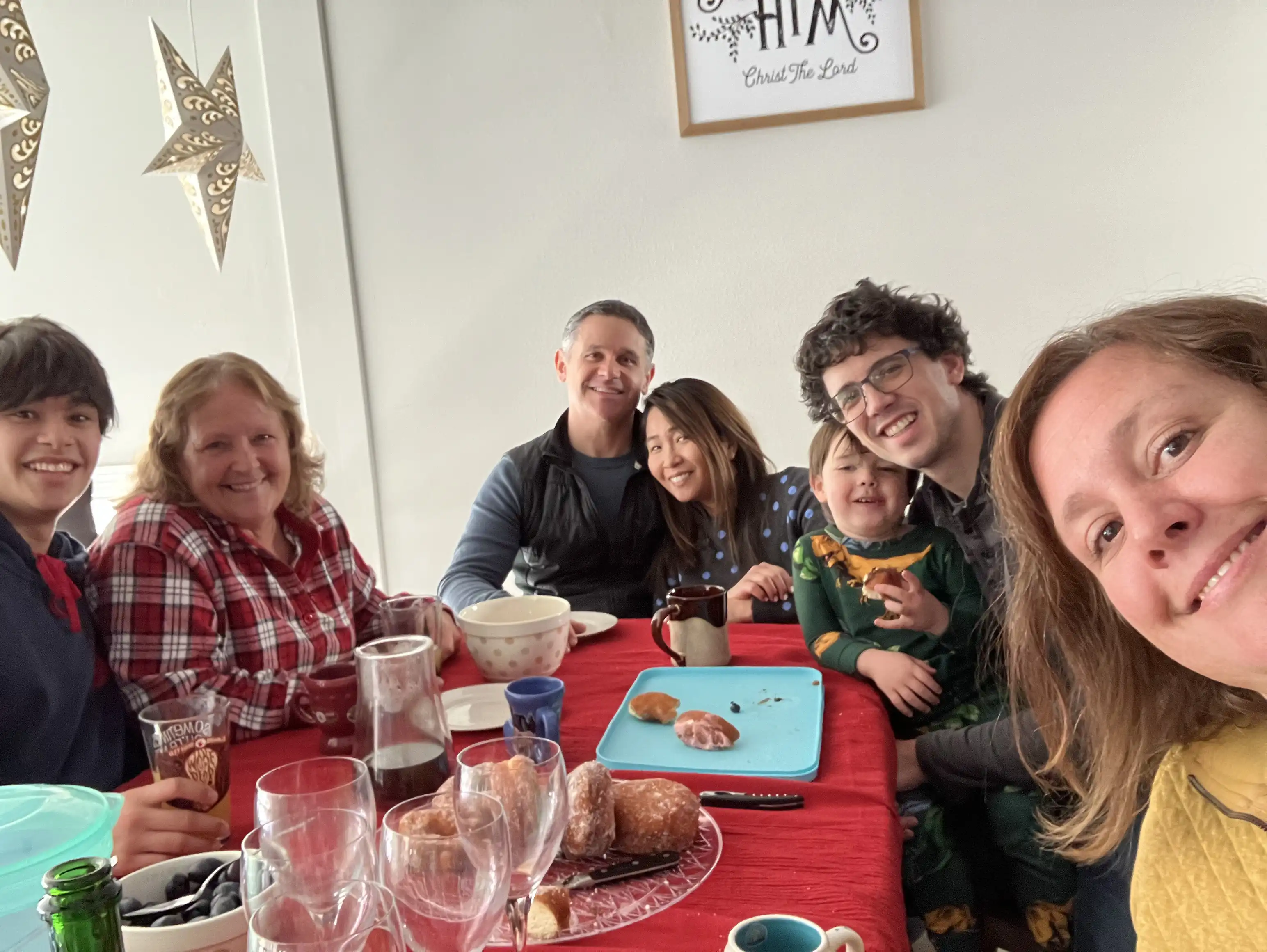 Ty, Grandma Jaynne, Tom, Julie, Royal, Alex and Amie pose for a Christmas picture at the table